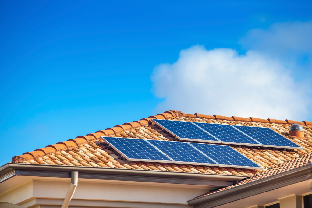 Photo de panneaux solaires sur une maison